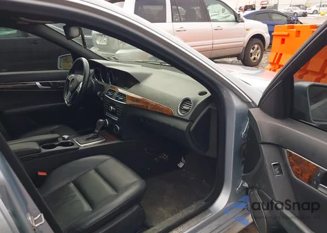 2013 Mercedes-Benz C 300 Sport 4Matic z USA, uszkodzony, nr VIN WDDGF8AB8DR273609